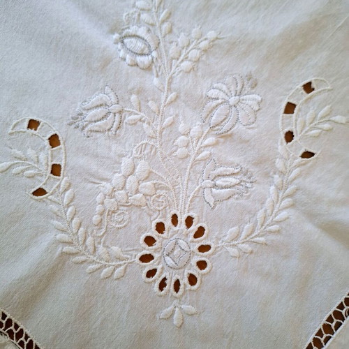 White square cutwork table linen like new, 84x84cm, 1980 embroidery