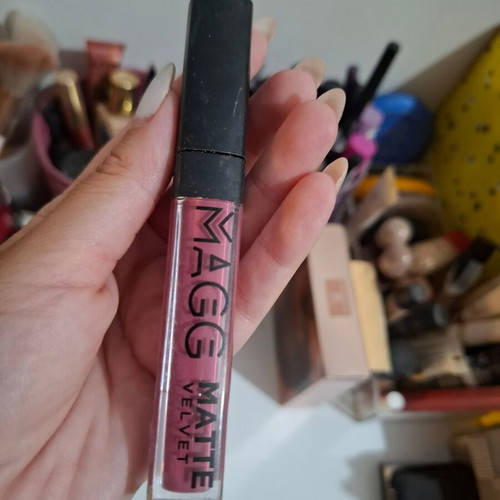 Liquid lipsticks long-lasting like new in various shades