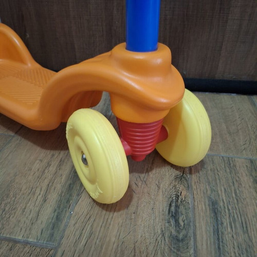 Plastic scooter with 4 wheels for learning