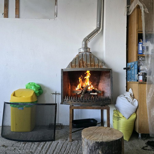 Cast iron fireplace used, dimensions 90x70, complete with chimney and fire guard