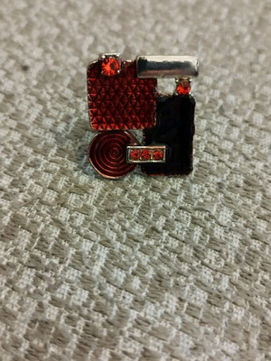 Ring large in burgundy shades like new, adjustable size