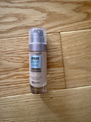 Maybelline Dream Radiant Liquid Foundation No 30 Sand used