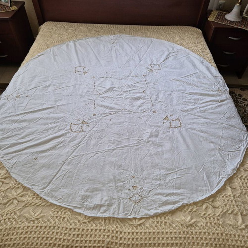 Round machine embroidered tablecloth white new, diameter 1.60