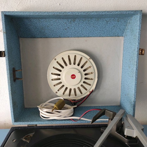 Old turntable used, functional with needle, speaker issues