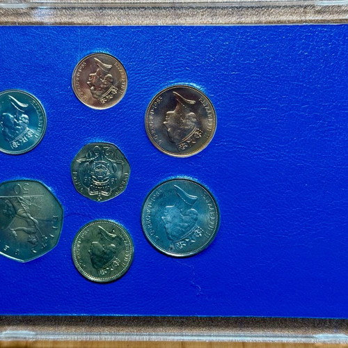 Collectible 1985 New Effigy coin set, like new, United Kingdom