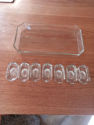 Glass plates used, one large and 7 small