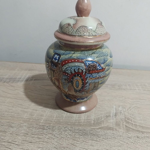 Porcelain decorative jar type Satsuma used with small chip