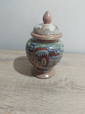 Porcelain decorative jar type Satsuma used with small chip