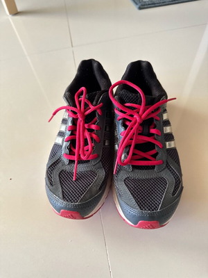Adidas sneakers in good condition, size 37.5, no wear
