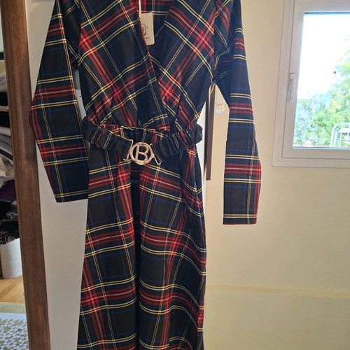 Dress multicolored new with belt and flattering fit