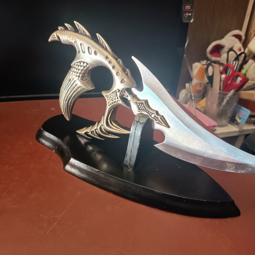 Alien decorative knife like new with eagle base