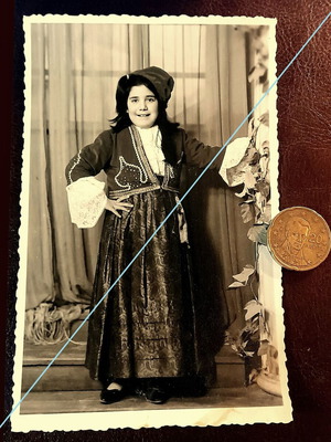 Ιω. Θεοδωρής vintage φωτογραφία στούντιο κοριτσιού με ελληνική παραδοσιακή φορεσιά