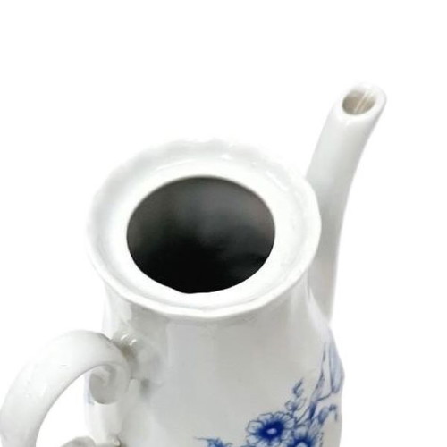 Vintage porcelain coffee pot with lid, like new