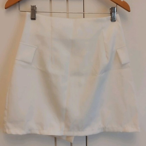 Mini skirt white with buttons like new, size M
