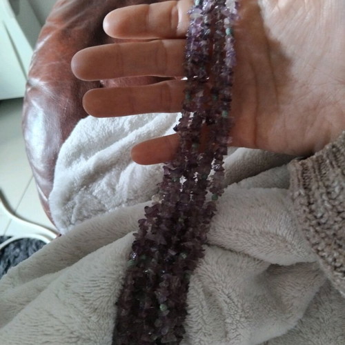Long amethyst chip necklace like new, purple