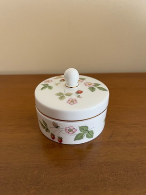 Wedgwood decorative item new, wild strawberry series