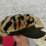 Women's winter hats pack of 6 like new, brown and pink