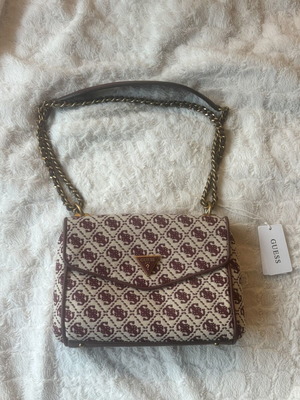 Guess Τσάντα Χιαστί με Καπάκι Merlot Logo Νέα με Ετικέτα