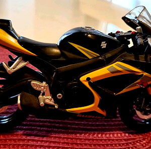 Μινιατούρα Suzuki Gsx-R 750R σε κλίμακα 1/12