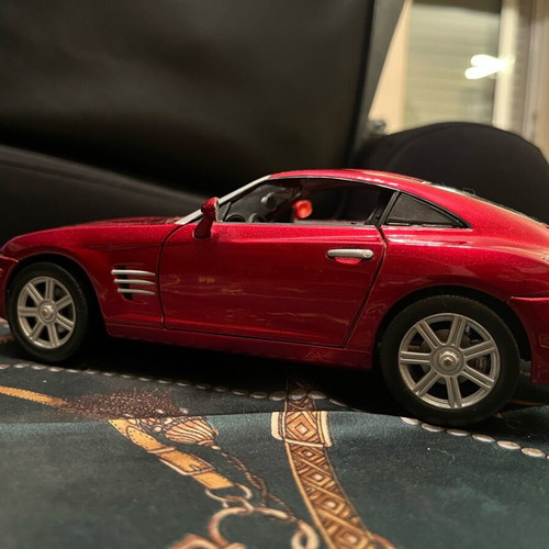 1:18 model car red like new