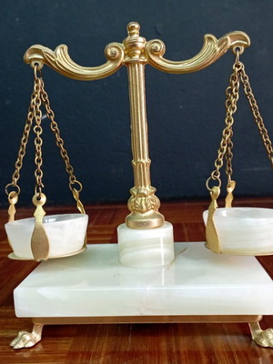 Miniature decorative scale like new with marble base