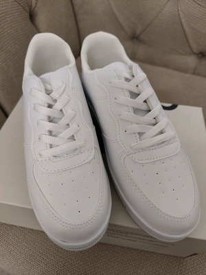 White casual sneakers new, size 37