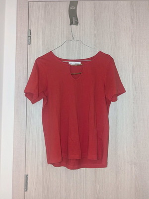 Sfera short-sleeve shirt like new, red with gold detail