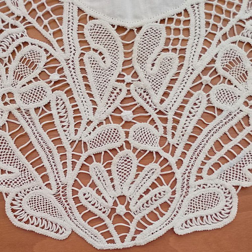 Handmade lace table runner like new, ecru, 47x31 cm