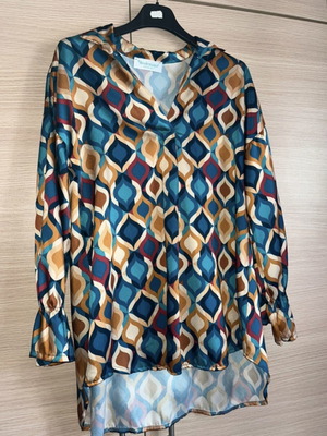 Oversized multicolor shirt with ruffled sleeves