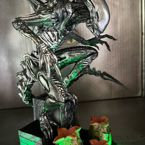 Alien Xenomorph Led figure new with base and lighting