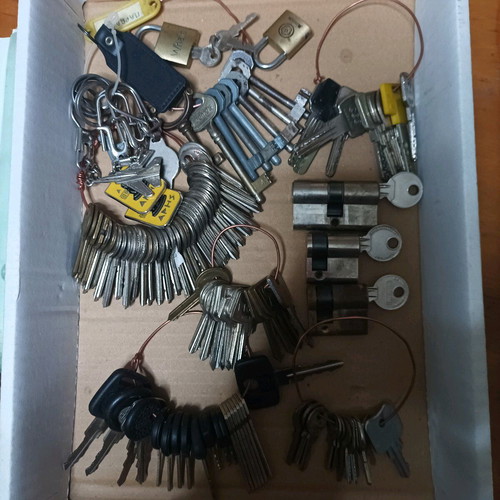 Keys used, pack of over 100 pieces