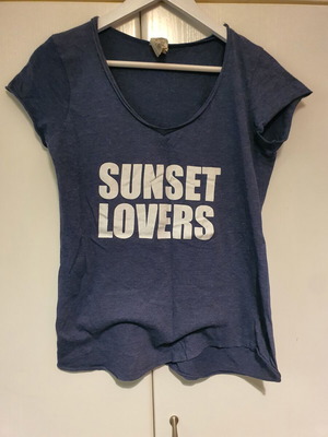 T-shirt blue, like new, simple design