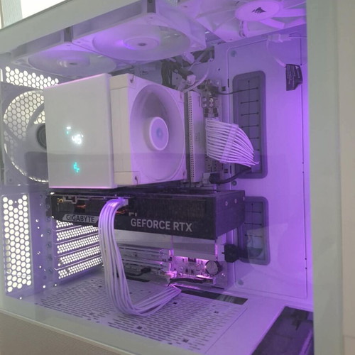Gaming PC RTX 5070 12GB Ryzen 7 9800X3D 32GB DDR5 1TB NVMe White RGB Build like new