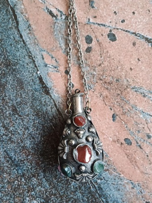 Vintage perfume bottle necklace like new, metal with stones