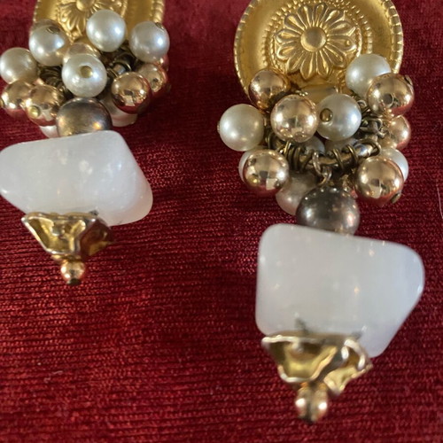 Vintage dangling earrings like new, gold tone with pearls