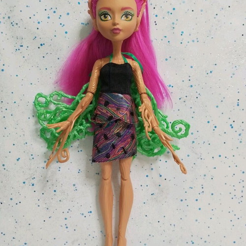 Monster High Teresa Thornwillow doll used, incomplete