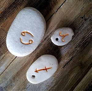 Πέτρες με χειροποίητα σκαλιστά σύμβολα ζώδιακα