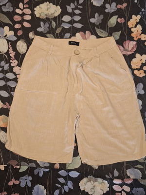 Pink Woman beige bermuda shorts size L like new
