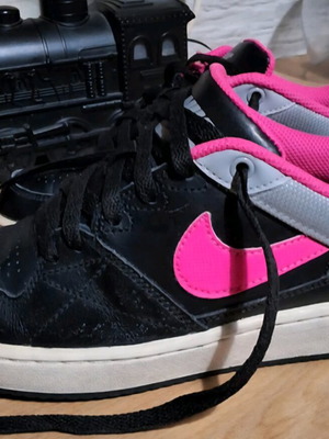 Nike sneakers Priority like new, black with pink details