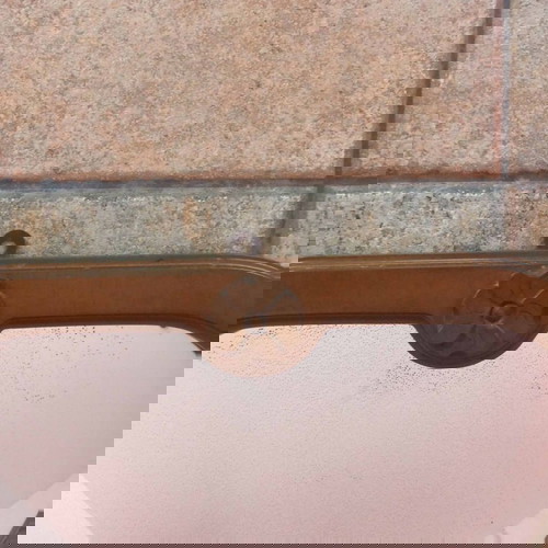 Ξύλινος καθρέφτης τοίχου με διακοσμητικό ρόδακα ξυλόγλυπτο μεταχειρισμένος 52x60 εκ.