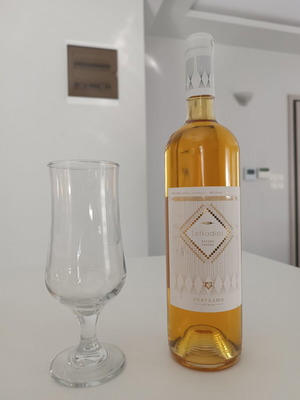 Lefkadios Vardea Vertzamo white dry wine sealed bottle