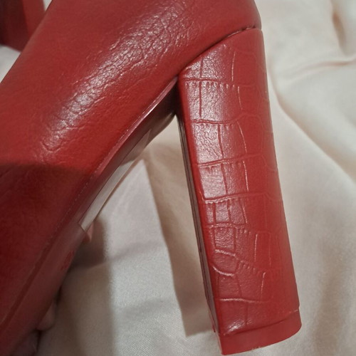 Red pumps size 36 with embossed croco texture, Diamantique, like new