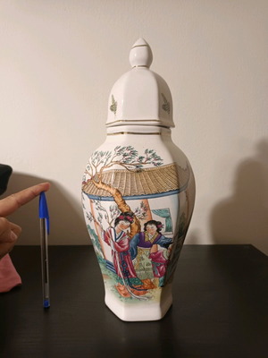 Porcelain vase Calco in Taiwan like new with lid