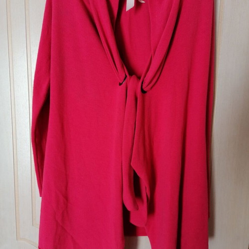 Cardigan new coral color with unique design and button fastening