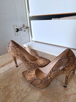 Women's snake print heels like new, size 39