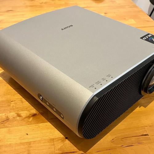 Sony Vpl-hs60 projector like new with HDMI input