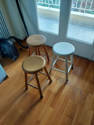 Solid wood stool like new, supports over 85 kg