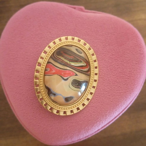 Pin new, oval shape with gold details and multicolor design