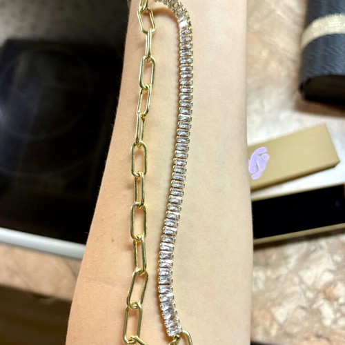 Gold necklace with zircon