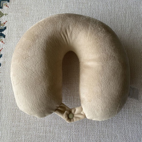 Travel Pillow like new, soft texture, ideal for comfortable trips